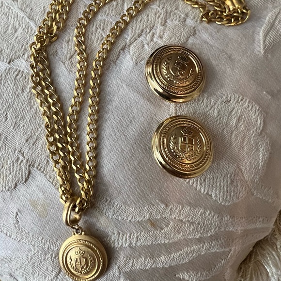 Liz Claiborne Jewelry - LIZ CLAIBORNE Vintage Gold tone Logo Double chain Necklace and clip Earrings